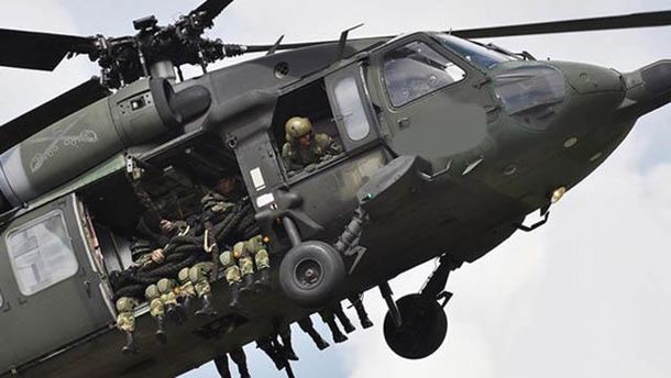Вертолет с военными Вертолет с военными