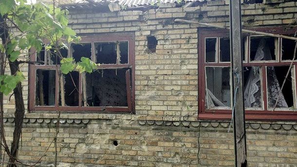 Будинок після обстрілу в Мар'їнці Будинок після обстрілу в Мар'їнці