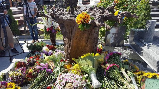 На могиле Богдан Ступки установили памятник-дерево На могиле Богдан Ступки установили памятник-дерево