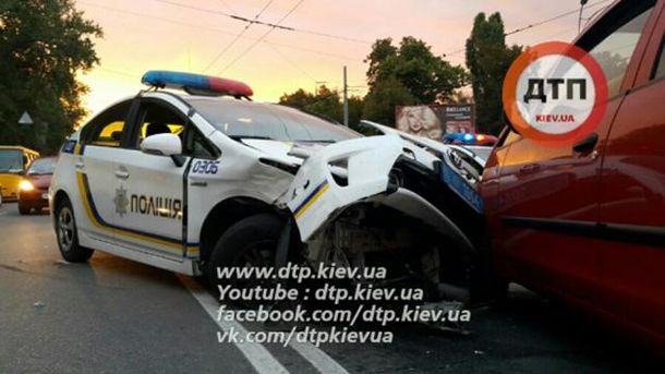 В Киеве масштабное ДТП, участником которого стал полицейский «Toyota Prius»