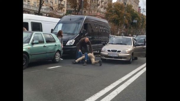 У заторі на Хрещатику побилися водії (ВІДЕО)