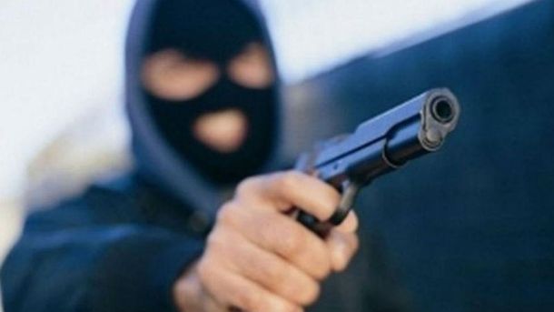 Невідомі у&nbsp;масках напали на&nbsp;поліцейського: забрали зброю і посвідчення