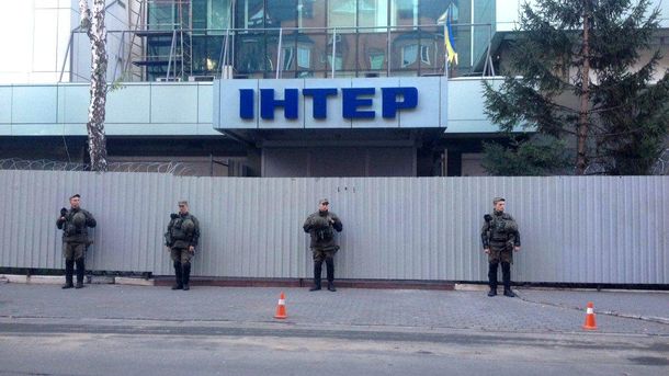 Під Інтер прийшли люди з пилками і сокирою