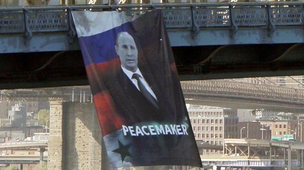 На мосту в Нью-Йорку вивісили банер з портретом Путіна- «миротворця»