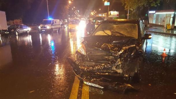 У Києві водій Volvo на зустрічній протаранив п’ять автомобілів