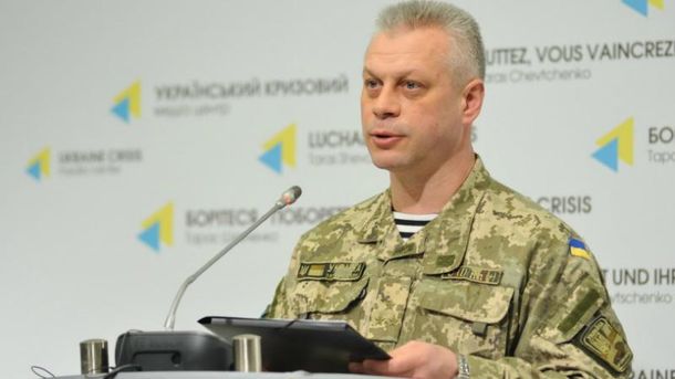 Обстрелы на Донбассе не прекращаются: один боец умер, многие ранены