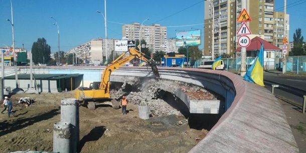 У Києві шукали бомбу у метро, над яким іде скандальне будівництво
