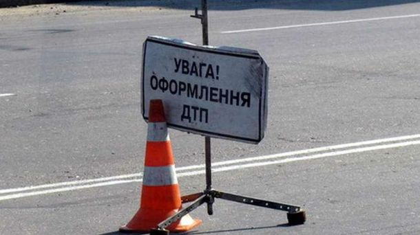 Біля Мегамолу автомобіль збив дівчинку. Її забрала швидка (ВІДЕО)