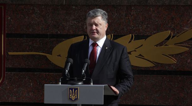 Тепер, голуби сизі, поясніть, де взяли гроші — Порошенко про декларації