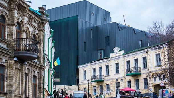 Киевлян шокировало новое строение муниципального театра — «Крематорий» на Андреевском