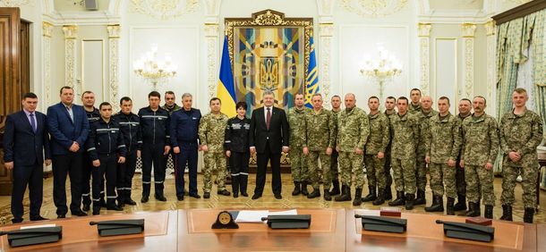 Ворог боїться «Чорної бригади»,&nbsp;— Порошенко нагородив захисників Авдіївки