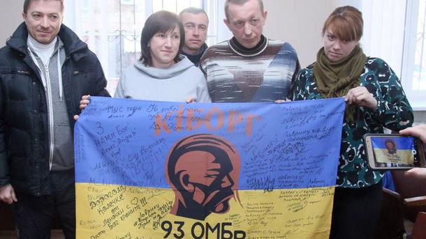 Николай Лаврик с волонтерами и подарен флаг