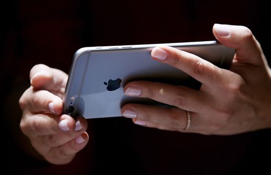 В новом iPhone исчезнет кнопка «Домой» и появится гибкий OLED-экран