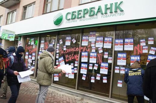 Українці тримають чимало грошей