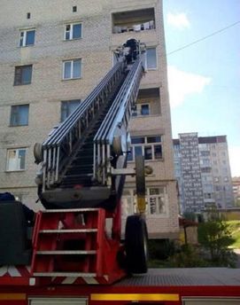 На Великдень горе-матір кинула без нагляду дітей, їх діставали пожежними кранами