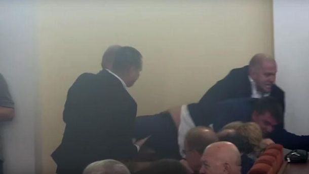 Екс-депутата Лесика виволокли з залу міськради в Харкові: опубліковано відео