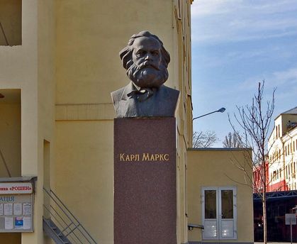 Пам’ятник Марксу на території фабрики