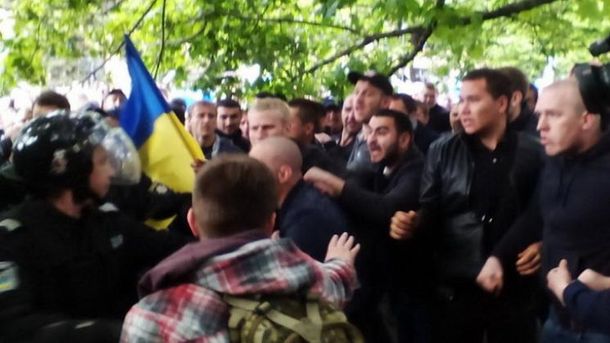 Столкновения 9 мая в Днипре: генпрокуратура расследует сотрудничество полицейских с «титушками»