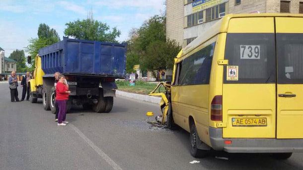 У Дніпропетровській обл. маршрутка в'їхала у вантажівку: постраждали 7 осіб