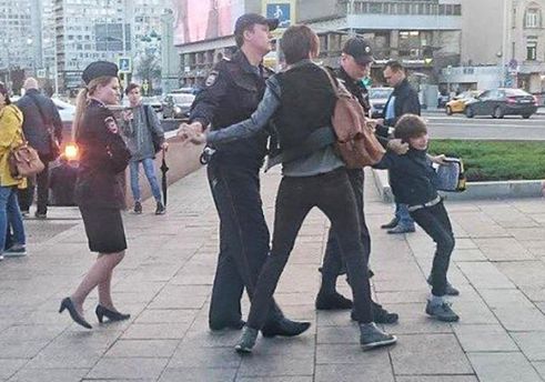 Полицейские извинились перед отцом схваченного в столице России ребенка