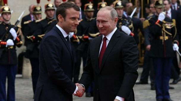 Макрон пригрозив Путіну посилити санкції у разі ескалації насильства на сході України