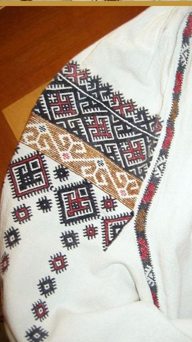 Одеська вишиванка з пухликами
