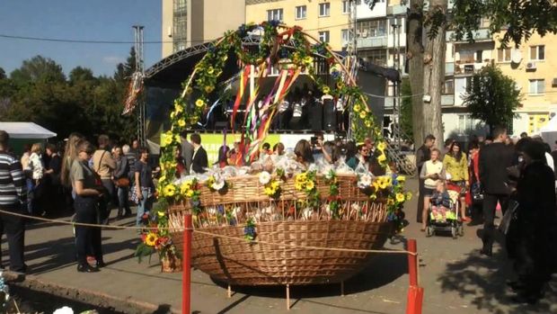 Украинцы собрали самую большую праздничную корзину для военных. ВИДЕО
