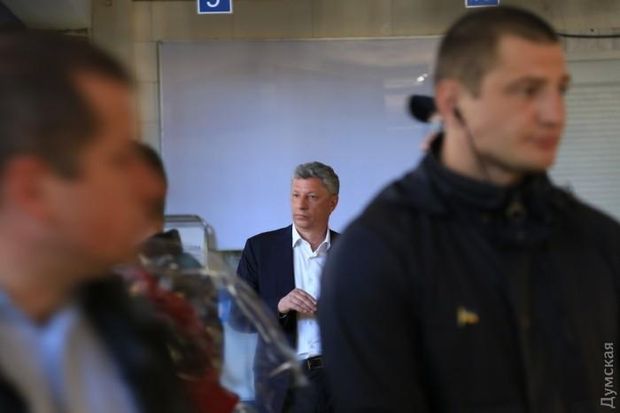 Спецназ і тітушки заблокували в аеропорту Одеси нардепів з Опозиційного блоку (ФОТО) Фото 2