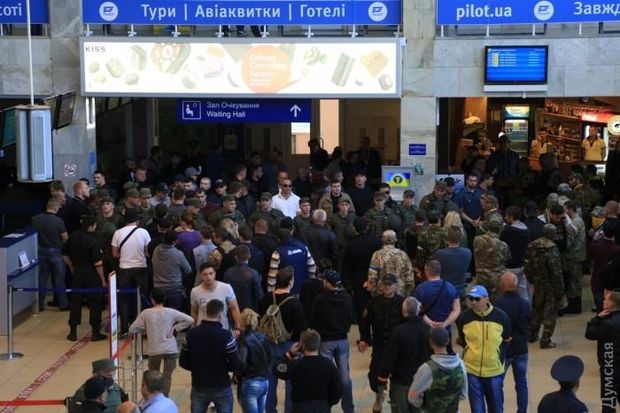 Спецназ і тітушки заблокували в аеропорту Одеси нардепів з Опозиційного блоку (ФОТО) Фото 3