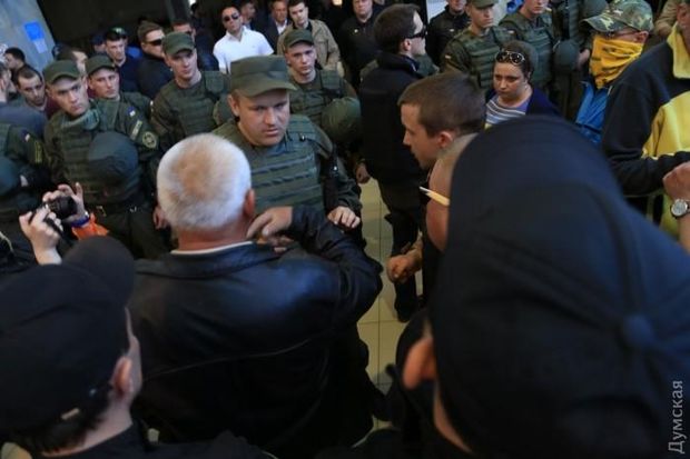 Спецназ і тітушки заблокували в аеропорту Одеси нардепів з Опозиційного блоку (ФОТО) Фото 4