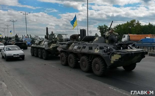 В Киеве на мосту застряла колонна военной техники. ВИДЕО