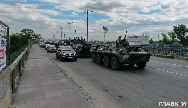 В Киеве на мосту застряла колонна военной техники. ВИДЕО