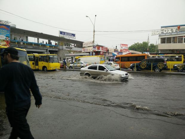 Сильный ливень в Киеве превратил улицы в реки. ВИДЕО