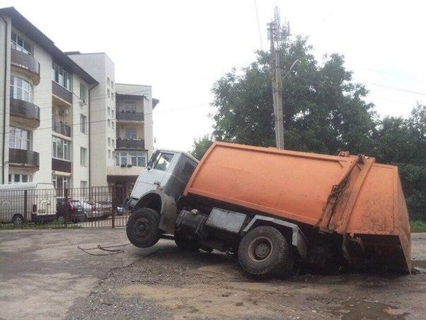 Мусоровоз застрял в дорожной яме посреди Харькова 2