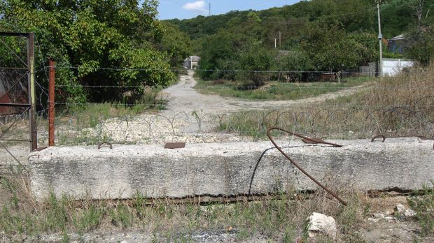Колючий дріт, як відділяє Грузію та Південну Осетію