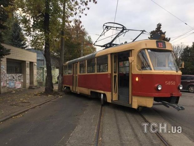 На столичному Подолі трамвай зійшов з рейок