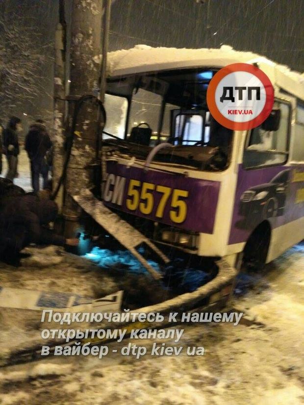 В Киеве маршрутка сбила пешеходов и въехала в столб, 6 человек пострадало 1