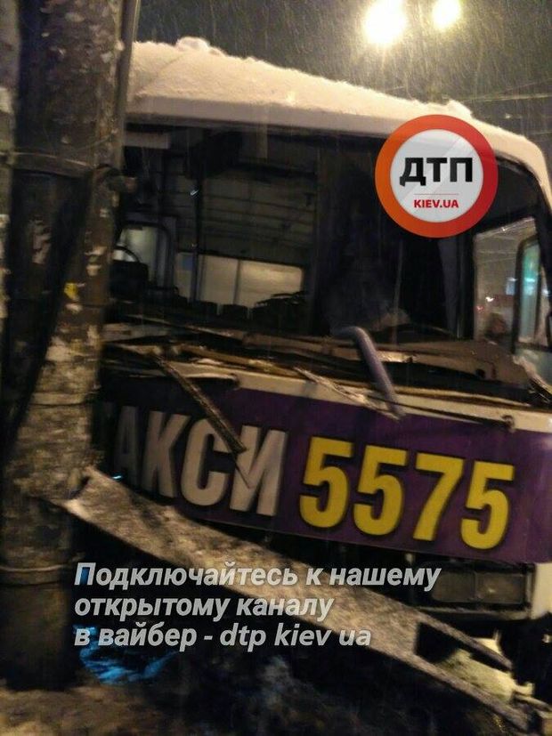 В Киеве маршрутка сбила пешеходов и въехала в столб, 6 человек пострадало 3