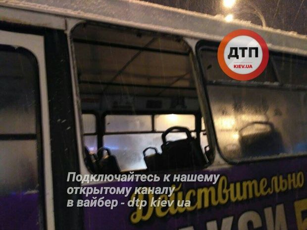 В Киеве маршрутка сбила пешеходов и въехала в столб, 6 человек пострадало 7