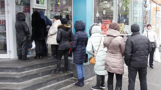 Люди в паніці кинулись до банкоматів "Привату" - фото 1