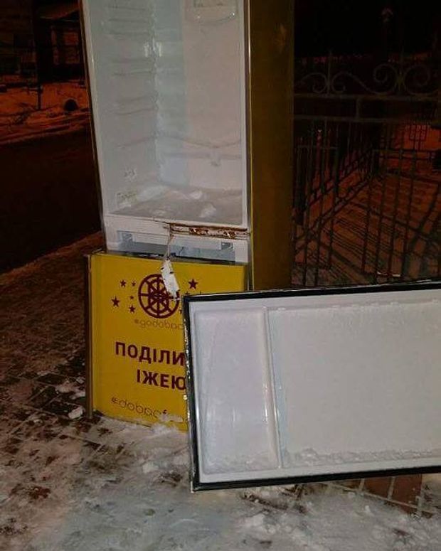 В Киеве разгромили холодильники с едой для бедных 1