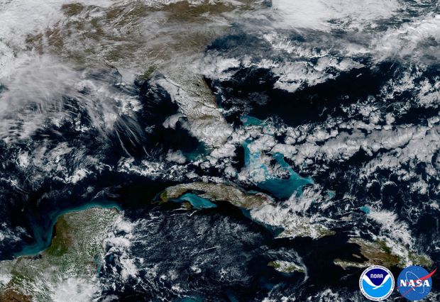 NASA показало неймовірні фото Землі