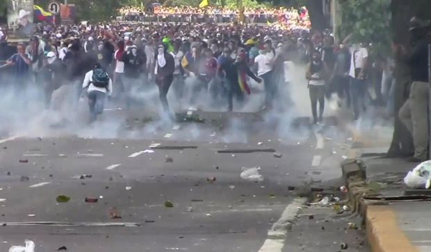 Мирный марш в Венесуэле перерос в столкновения с полицией: более 100 задержанных 5
