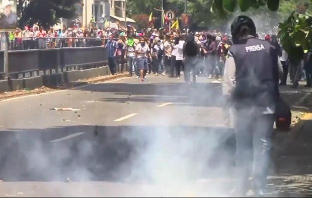 Мирный марш в Венесуэле перерос в столкновения с полицией: более 100 задержанных 3