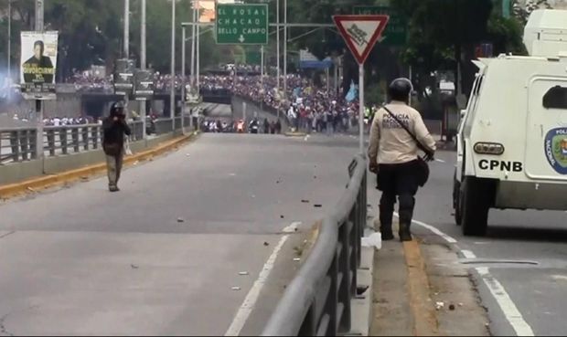 Мирный марш в Венесуэле перерос в столкновения с полицией: более 100 задержанных 1
